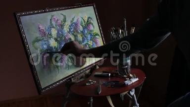 一位穿红色毛衣的长胡子男艺术家画了一支艺术画笔，在画室里画着依然存在的花朵